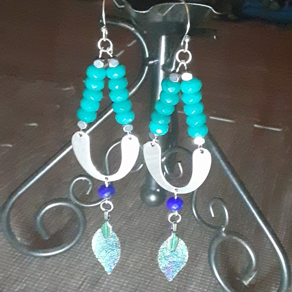 🦋🏵️🦋Semi Precious Stone and Leaf Earrings - Picture 2 of 8